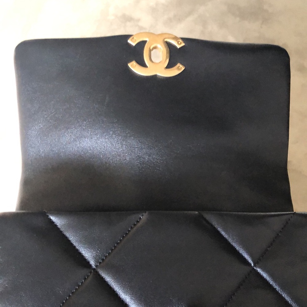 ❤️ Traded ❤️CHANEL 19 Small Flap Bag - Picture 15 of 16